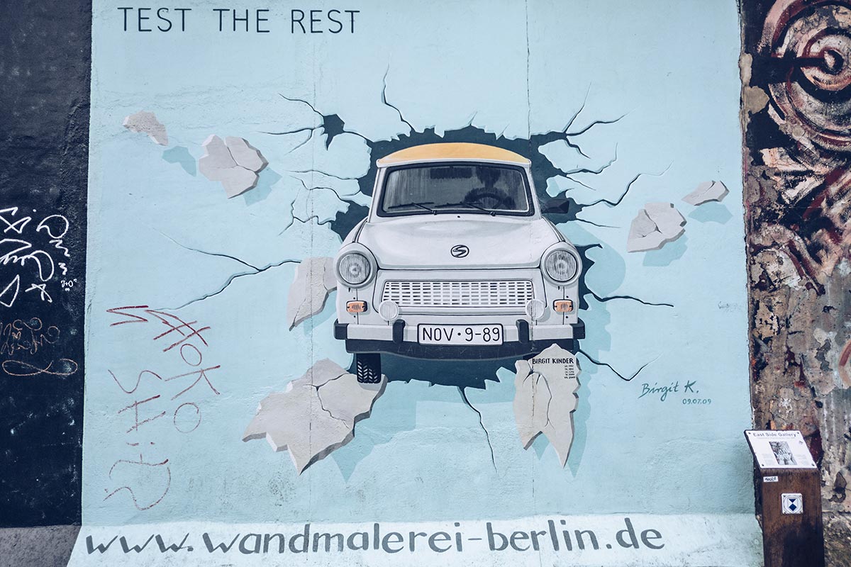 Refuse to hibernate Berlin East Side Gallery Test the rest