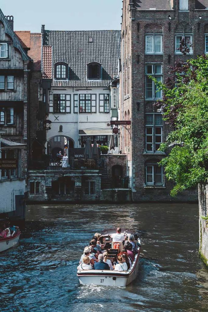 Refuse to hibernate Bruges bateau canal