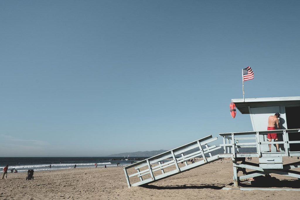 Los Angeles refuse to hibernate Venice Beach cabane sauveteur