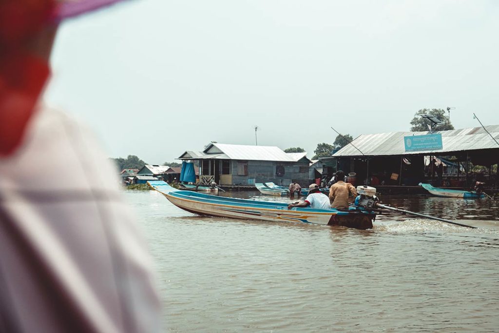 Battambang traversée du Tonlé Sap en bateau refuse to hibernate