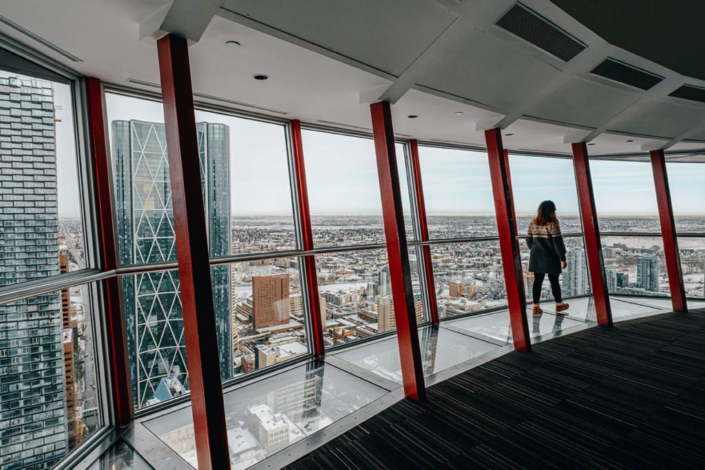Calgary tower Audrey marche dans le vide Refuse to hibernate